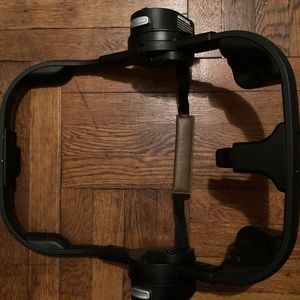 Nuna Triv Car Seat (Adapter)